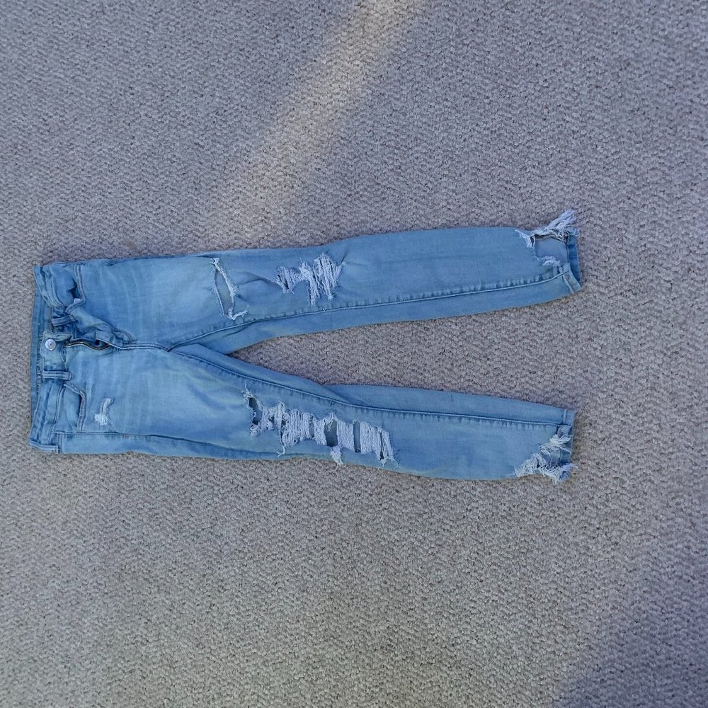 AMERICAN EAGLE RIPPED JEANS
